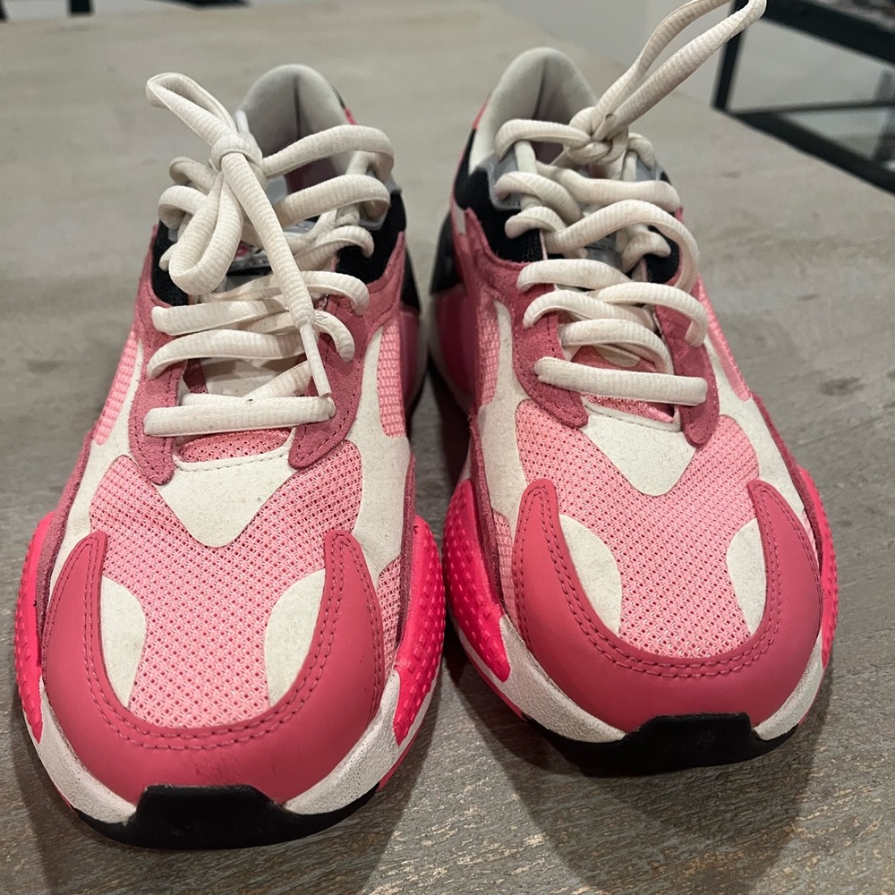 Women’s pink puma sneakers in a size 11. - Picture 2 of 3